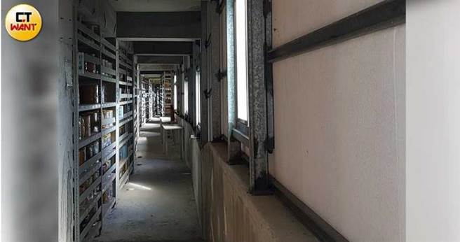 供奉在圆觉寺内的骨灰罈被移置到地下室，空间阴暗狭小，且一放就是9年还不让家属探视，有触犯侵占罪的疑虑。（图／周志龙摄）