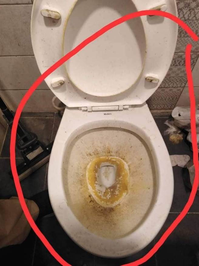 马桶沉积大量污垢，房内臭气熏天，房东怒：「快没气呼吸」。（图／爆废公社）