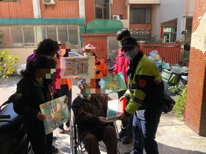 台中市警察察第六分局何安派出所幫助弱勢家庭度過難關。（民眾提供／盧金足台中傳真）