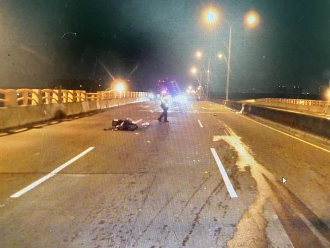 李男騎摩托車撞擊路人倒地，遭到自小客撞擊後自小客車逃逸。（民眾提供）