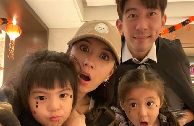 贾静雯和修杰楷婚后育有2个可爱女儿咘咘和Bo妞。（图／翻摄自脸书）
