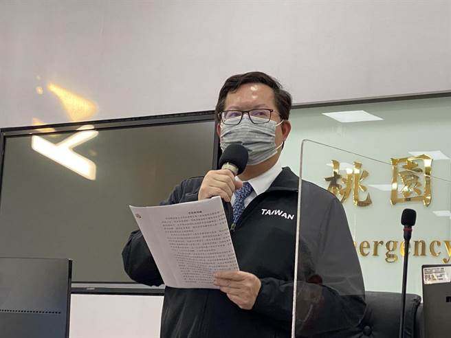 鄭文燦讚平鎮警尋人一流，強調街友防疫安全也要照顧。(蔡依珍攝)