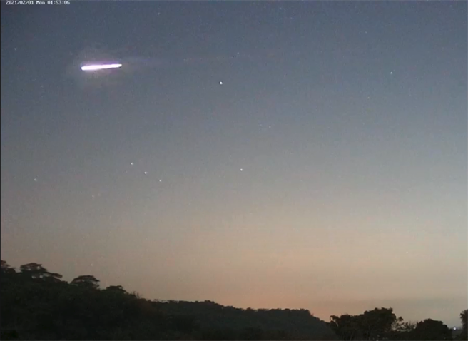 火流星在今天凌晨1點53分時一閃而過。(翻攝自 交通部觀光局阿里山國家風景區管理處YT)