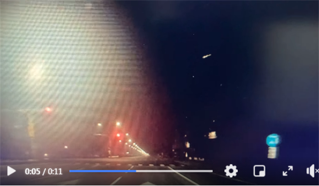 民眾的行車紀錄器在省道拍下火流星。(翻攝自FB)