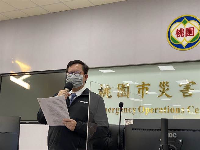 桃园市长郑文灿直言，飞沫之外还有环境污染可能，要加强清消。(蔡依珍摄)