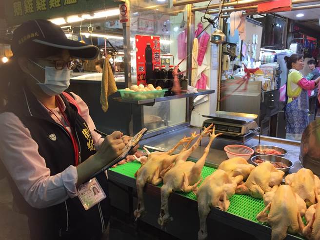 花莲县卫生局近日展开各类年节食品稽查作业，针对15家食品加工厂、年菜餐厅、大卖场、传统市场等通路，63件抽验食材中共2件不合格，分别为「麻辣花生」及「粉豆」。（花莲县卫生局提供／罗亦晽花莲传真）