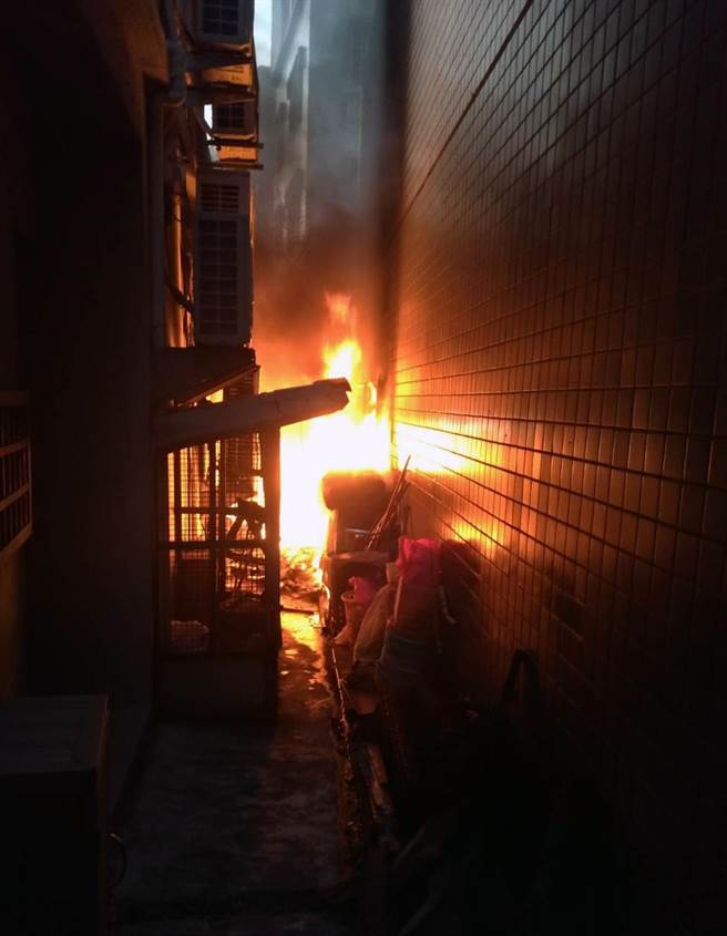 台南市安南区民宅防火巷内堆置的杂物起火燃烧。（读者提供／洪荣志台南传真）