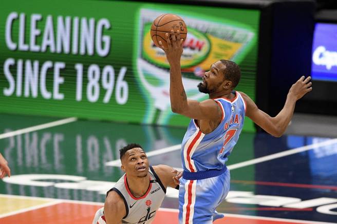 这场比赛最后的输球过程，恐怕让杜兰特(右)完全无法接受。(美联社)