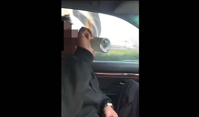 驾驶国道开自动驾驶？竟大胆边喝酒边开车。（图／翻摄自爆废公社）