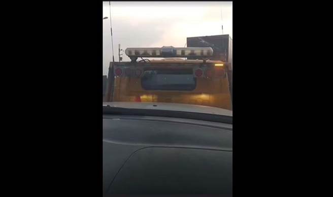 驾驶边喝酒边开车？真相原来是车子被拖吊了。（图／翻摄自爆废公社)