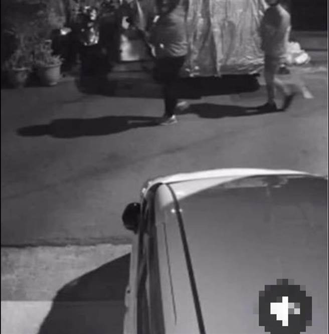 网友在我是大里人PO出两名男子鬼祟行踪，然后就近身持棒球棍砸车。（翻摄自脸书社团「我是大里人」）