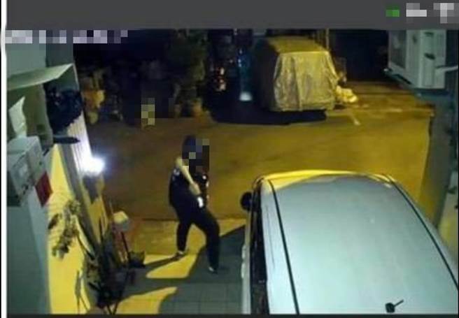 网友在我是大里人PO出两名男子鬼祟行踪，然后就近身持棒球棍砸车。（翻摄自脸书社团「我是大里人」）