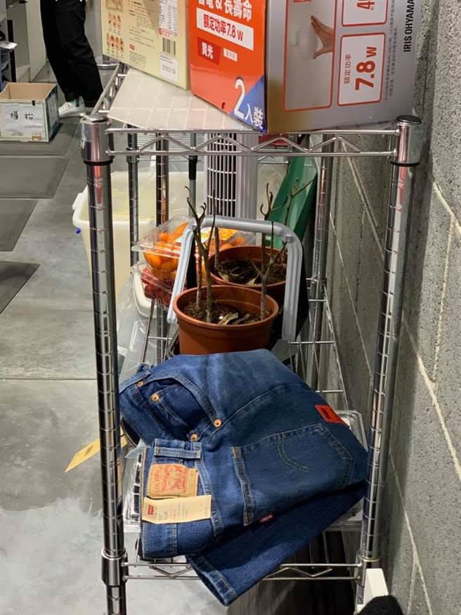 该名网友看到枯萎的盆栽被放置在待退货的物价上，大嘆「脸皮真的太厚」。（图／翻摄自爆废1公社）