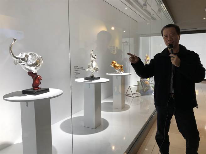中友時尚藝廊邀請國內雕塑藝術界首屈一指的藝術家陳定鴻老師展出「樂翻天」雕塑個展，共展出23件作品。（馮惠宜攝）