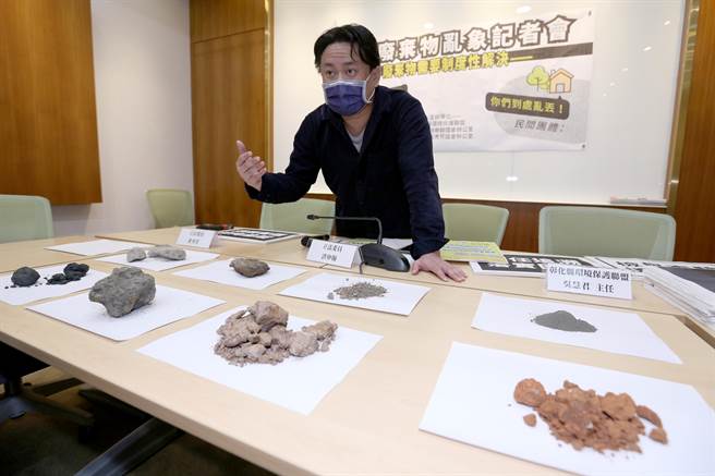 立委洪申翰擺放蒐集來的彰化廢棄物。（黃世麒攝）