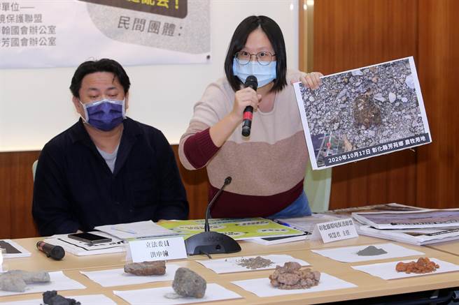 彰化縣環保聯盟主任吳慧君（右）出示照片，指彰化的農田、魚塭被亂棄置廢棄物的現象非常嚴重；左為民進黨立委洪申翰。（黃世麒攝）