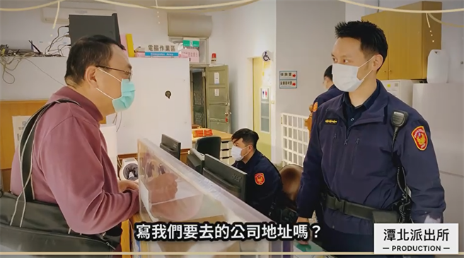 农历春节将届，为守护民眾财产安全，大雅警分局潭北警积极宣导警察护钞服务。（大雅警分局提供／陈淑娥台中传真）