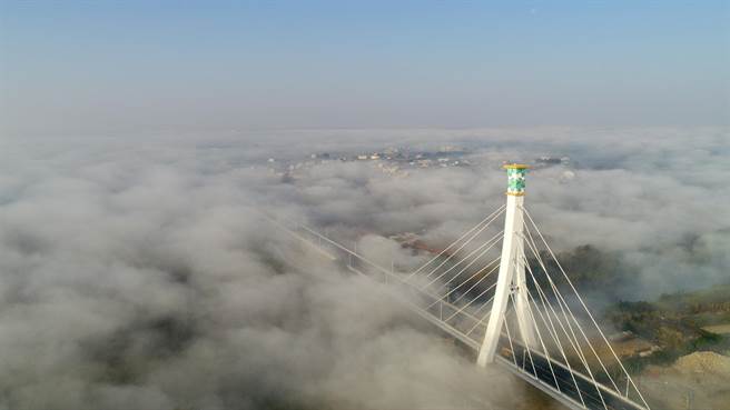 攝影師呂竑毅1日上午7點半，拍到雲霧繚繞下的蒜頭大橋。（呂竑毅提供／張毓翎嘉義傳真）　