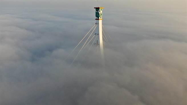 攝影師呂竑毅1日上午7點半，拍到雲霧繚繞下的蒜頭大橋。（呂竑毅提供／張毓翎嘉義傳真）　