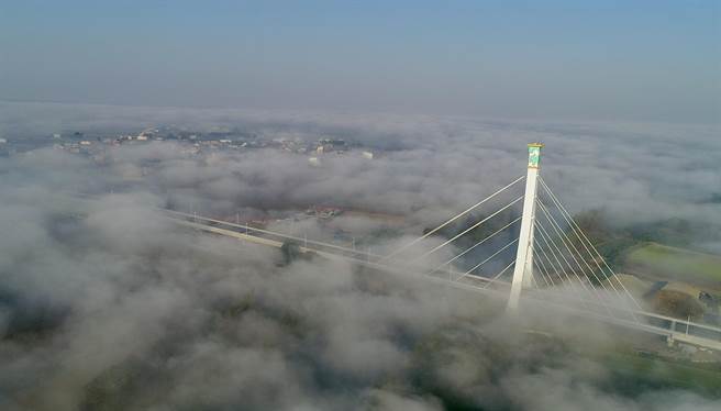 嘉義縣議員黃鉦凱直呼簡直媲美「美國舊金山霧中金門大橋」。（呂竑毅提供／張毓翎嘉義傳真）　