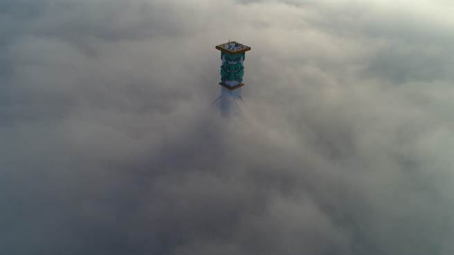 嘉義縣議員黃鉦凱直呼簡直媲美「美國舊金山霧中金門大橋」。（呂竑毅提供／張毓翎嘉義傳真）