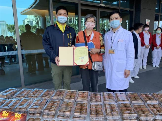 土城區日新里長吳信坪今號召里內36位志工特製500顆滷蛋，送給城醫院醫護人員，感謝他們堅守防疫第一線。（記者蔡雯如攝）