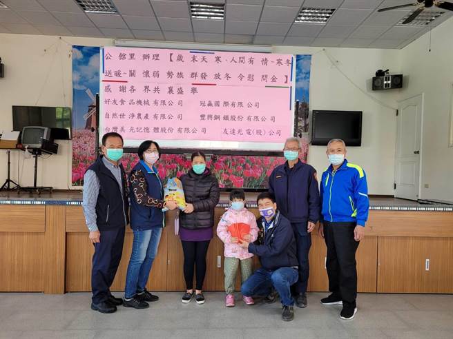 寒冬送暖公益活动令受惠者备感温馨。（大甲警分局提供／陈淑娥台中传真）