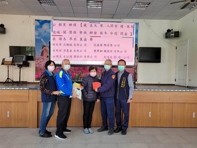 寒冬送暖公益活动令受惠者备感温馨。（大甲警分局提供／陈淑娥台中传真）