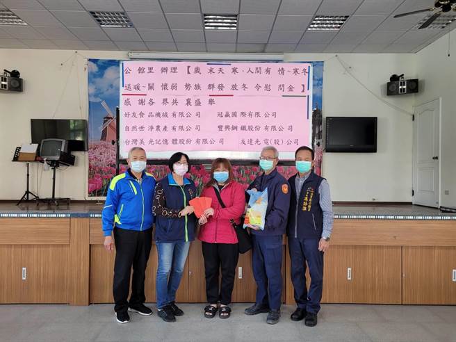 寒冬送暖公益活动令受惠者备感温馨。（大甲警分局提供／陈淑娥台中传真）