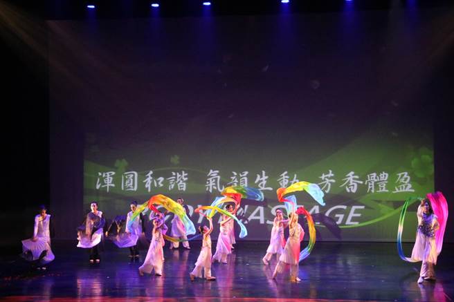 弘光妆品系副教授施佩缇结合舞蹈演绎新按摩艺术。（陈淑娥摄）