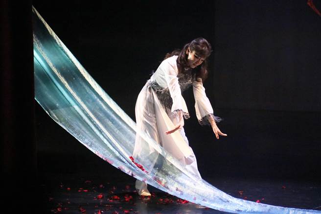 弘光妆品系副教授施佩缇结合舞蹈演绎新按摩艺术。（陈淑娥摄）