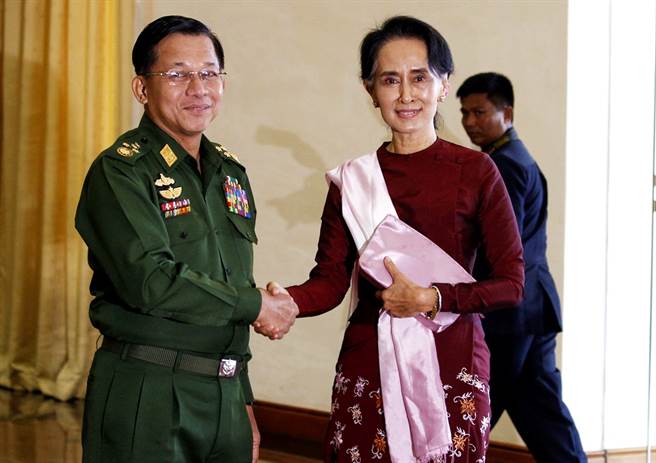 在羁押实质领袖翁山苏姬后，缅甸军方1日宣布全国进入紧急状态，将掌权一年，权力将移交给国防军总司令敏昂莱（Min Aung Hlaing，图左）。图为2015年翁山苏姬与敏昂莱握手的资料照。（资料照／路透社）