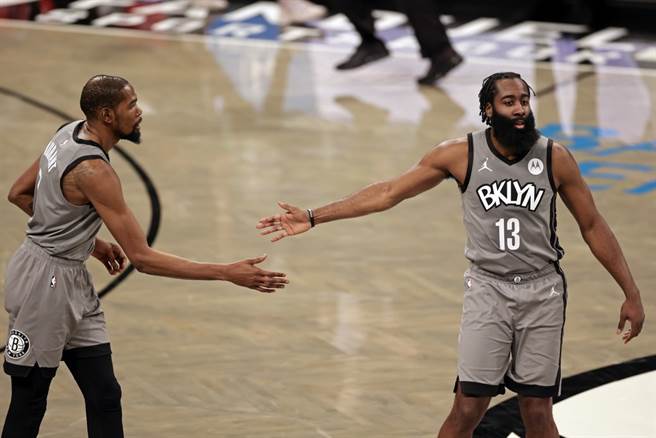 籃網哈登與金塊約基奇分獲上周東西區最佳球員殊榮，這是哈登跳槽籃網之後第一次獲選單周最佳。(美聯社資料照)