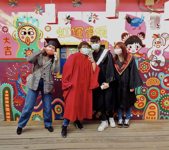 彩虹爷爷上漆补绘新的图样。（台中市政府文化局提供）