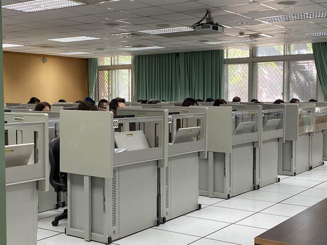 大考中心现正进行国文写作测验及英文科非选择题的阅卷工作。（林志成摄）