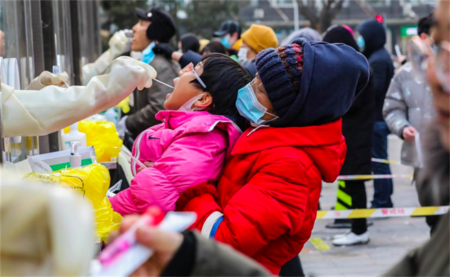 大陆31日新增33例新冠本土确诊案例，相较于过去一段时间，有放缓趋势。图为在位于北京市西城区广外街道的一处临时核酸检测採样点。（新华社）