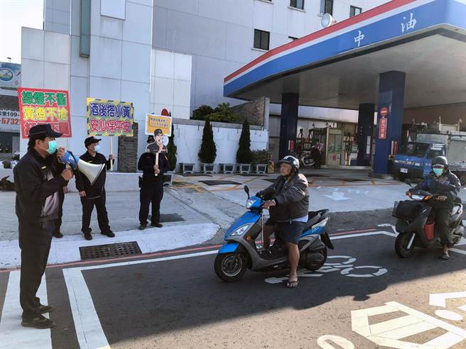 台南市警六分局在辖内交通事故热区南区中华南路、国民路口，举牌并辅以大声公宣导路口安全观念。（警方提供／洪荣志台南传真）