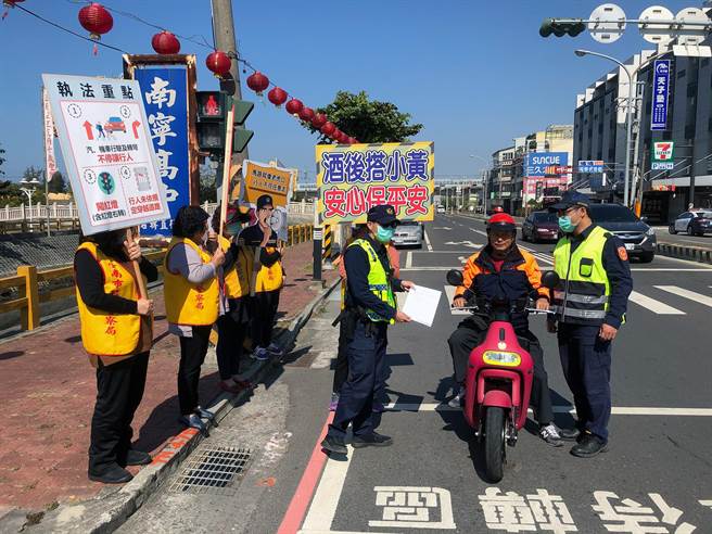 台南市警六分局在辖内交通事故热区南区万年路、明兴路口，举牌宣导交通安全。（警方提供／洪荣志台南传真）