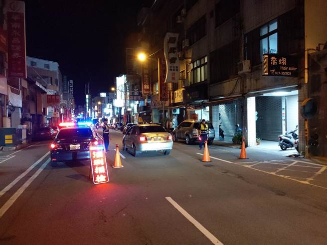 苗栗縣警察局防治酒駕，針對轄內各餐飲、娛樂場所周邊，加強實施機動巡邏及定點攔檢取締工作。（警方提供／何冠嫻苗栗傳真）