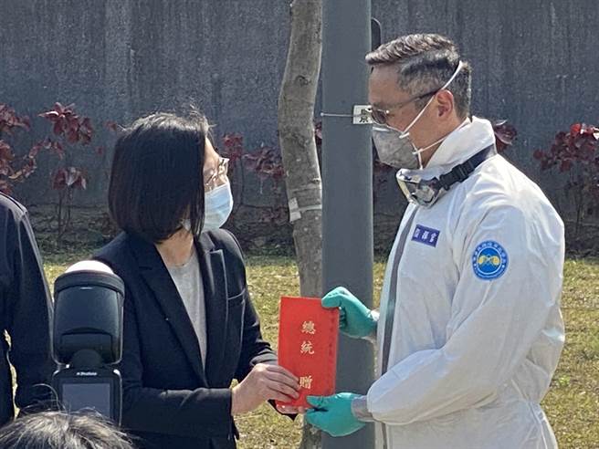 蔡英文總統讚33化兵群上校指揮官龔龍峰忙到妻子生產都無法到場，除恭喜外也代表國家表達歉意。(蔡依珍攝)