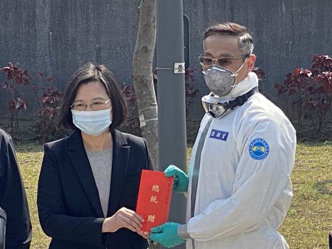 蔡英文總統頒發加菜金給33化兵群。(蔡依珍攝)