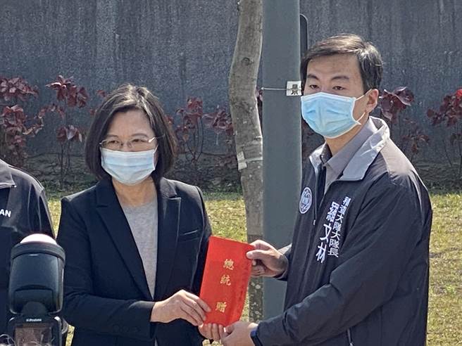 蔡英文總統頒發加菜金給桃園市環保局防疫消毒大隊。(蔡依珍攝)