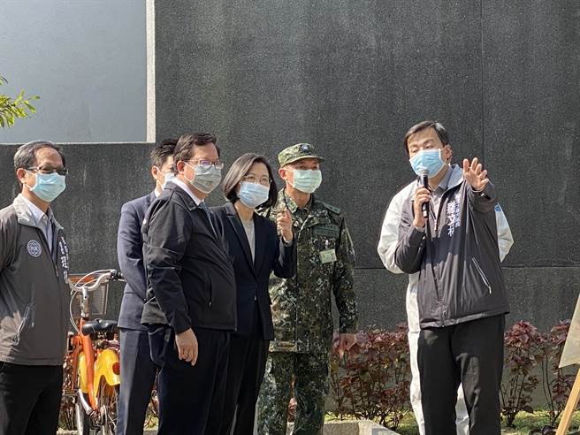 桃園市長鄭文燦陪同蔡英文總統親臨鼓勵。(蔡依珍攝)