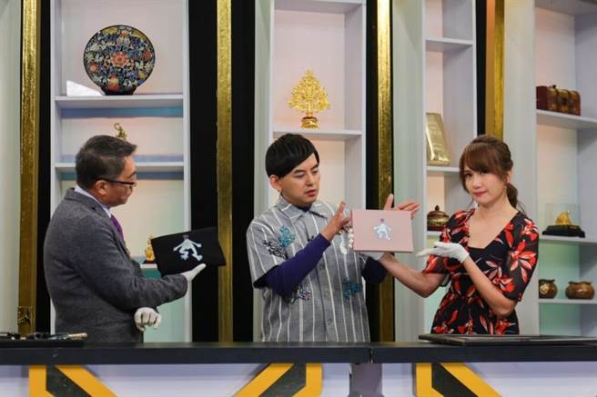 黄子佼首带爱妻画作 到《大寻宝家》鑑宝（JET提供）