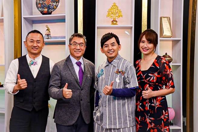 丁静怡（右起）、黄子佼、秦嗣林、廖文良开心合照。（JET提供）