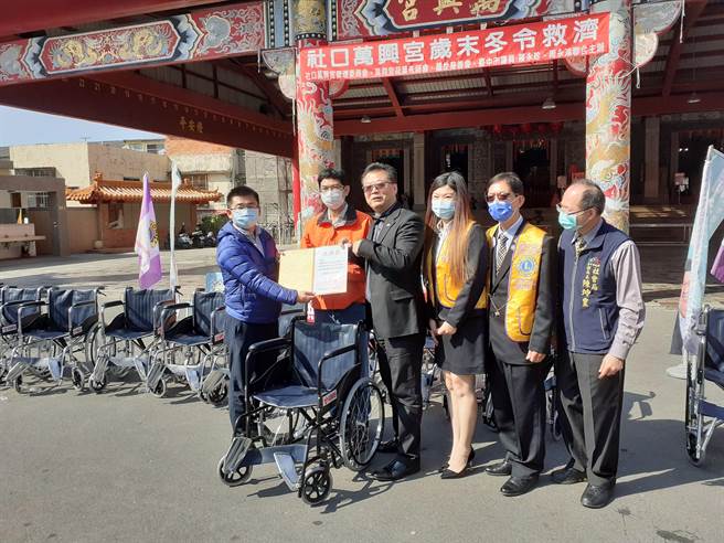 台中市議員周永鴻與國際獅子會300-C1區台中市廣煜獅子會合力捐贈110台愛心輪椅給中山醫藥大學附設醫院等各單位。（陳淑娥攝）
