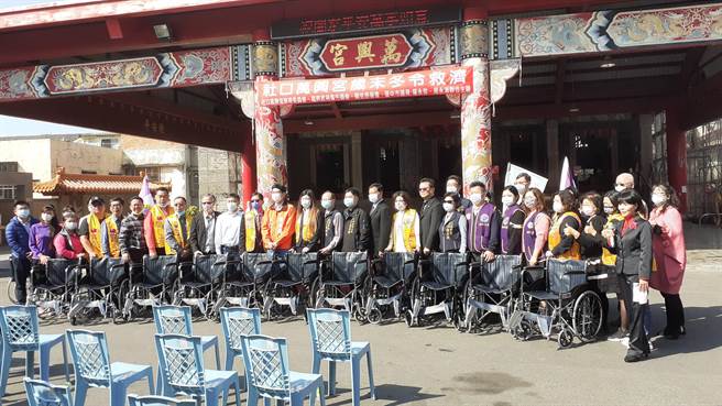 台中市議員周永鴻與國際獅子會300-C1區台中市廣煜獅子會合力捐贈110台愛心輪椅給中山醫藥大學附設醫院等各單位。（陳淑娥攝）