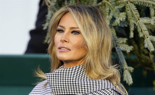 美国前第一夫人梅兰妮亚2020年11月23日在白宫北门廊（NORTH PORTICO）接收耶诞树的神情。（美联社）