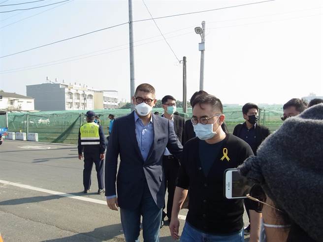 针对赵少康回锅国民党，国民党智库副董事长连胜文（前左）表示乐观其成。（张朝欣摄）