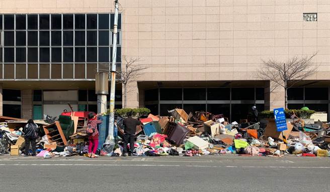 員林國宅民眾無法像一般民眾，預約後將垃圾堆置在門口，因此每年國宅側邊都會堆滿住戶搬出的大型家具，吸引民眾前往「尋寶」，成為另類的「免廢市集」。(員林清潔隊提供／吳建輝彰化傳真)
